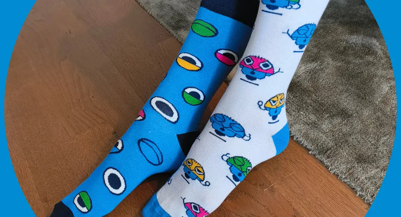 iosys Socken mit vollflächigem Maskottchen-Muster in Blau und Weiss an den Füssen