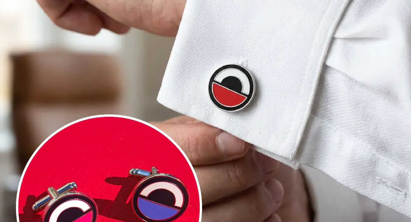 iosys Manschettenknöpfe im Logo-Design an einer weissen Hemdmanschette